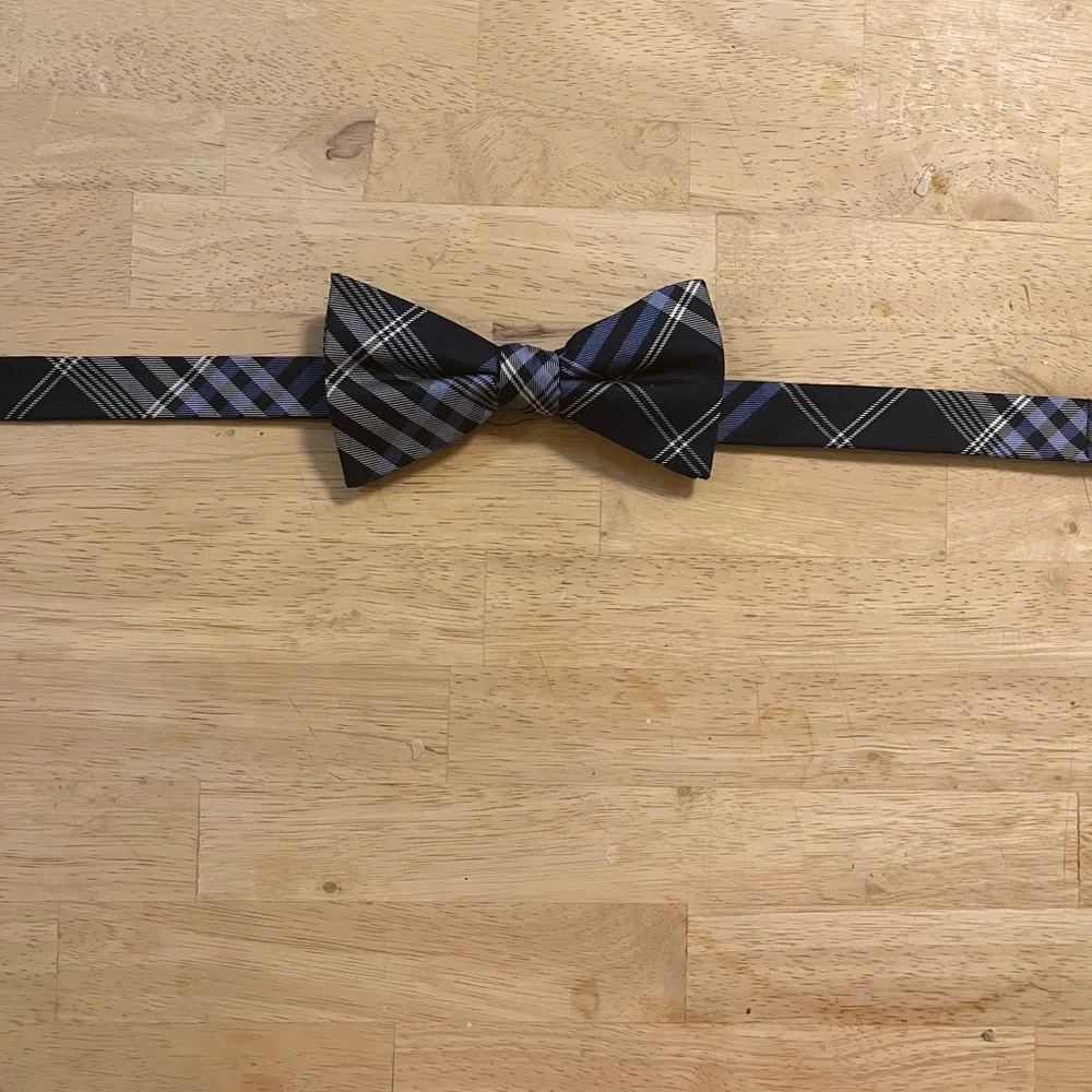 Banana Republic Bow Tie - Picture 1 of 3
